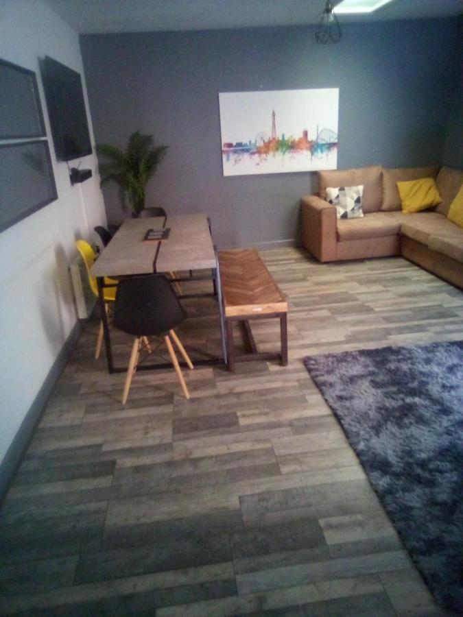 Town Center Large 2 Bedroom Apartment- Sleeps Up To 6 - Dogs Welcome - 2 Minutes From Train Station Blackpool Exterior foto
