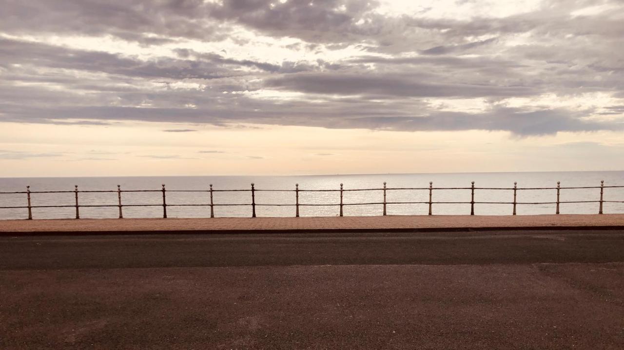 Town Center Large 2 Bedroom Apartment- Sleeps Up To 6 - Dogs Welcome - 2 Minutes From Train Station Blackpool Exterior foto